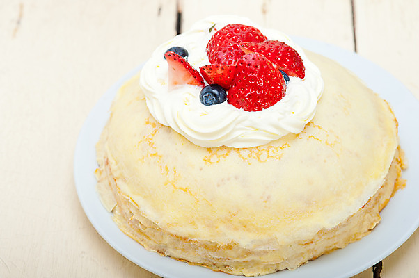 포토 JPG 해외이미지 접시 딸기 사람없음 케이크 달콤 생크림 블루베리 나무탁자 크레이프 해외202004 해외포토 식기 과일 탁자 디저트 맛 크림 파일형식 이미지허브