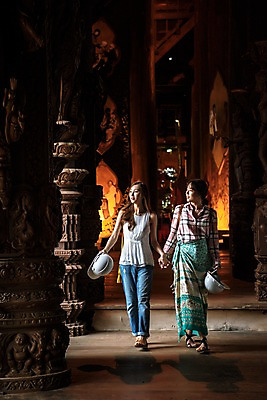 포토 JPG 전신 우먼라이프 여자 여행 태국 실내 서기 웃음 들기 20대 성인 두명 앞모습 관광지 친구 손잡기 우정 한국인 사찰 안전모 구경 성인여자만 국내포토 라이프스타일 아시아 뷰포인트 관계 종교건축 모션 표정 사람 동양인 청년 내부 헬멧 안전장비 여자만 성인만 파일형식