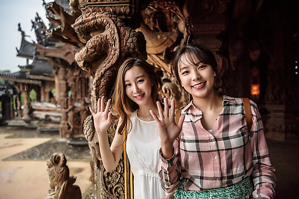 포토 JPG 주간 우먼라이프 여자 여행 태국 서기 웃음 상반신 20대 성인 야외 두명 앞모습 관광지 친구 우정 한국인 인사 사찰 성인여자만 국내포토 자연요소 라이프스타일 아시아 뷰포인트 관계 종교건축 모션 표정 사람 동양인 청년 예절 여자만 성인만 파일형식