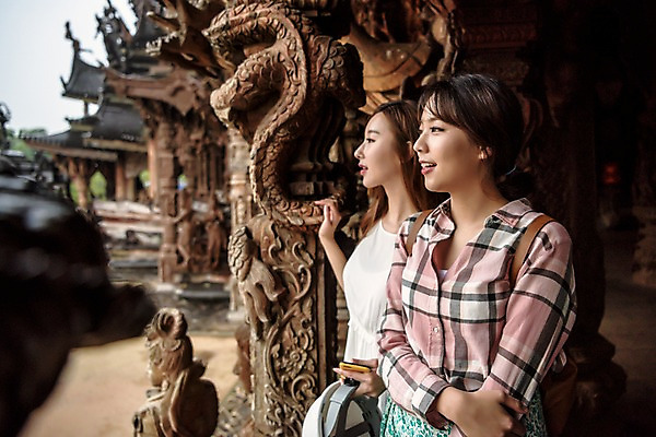 포토 JPG 주간 우먼라이프 응시 여자 여행 태국 서기 웃음 상반신 20대 성인 야외 두명 옆모습 아웃포커스 관광지 친구 우정 한국인 사찰 구경 성인여자만 국내포토 자연요소 라이프스타일 시선 아시아 뷰포인트 관계 종교건축 모션 촬영기법 표정 사람 동양인 청년 여자만 성인만 파일형식