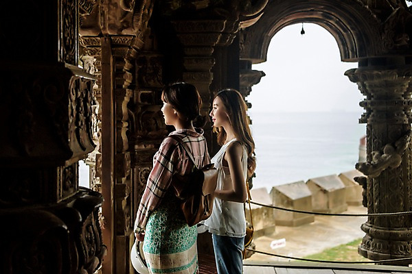 포토 JPG 주간 우먼라이프 응시 여자 여행 태국 서기 웃음 상반신 20대 성인 야외 두명 옆모습 관광지 친구 우정 한국인 사찰 구경 성인여자만 국내포토 자연요소 라이프스타일 시선 아시아 뷰포인트 관계 종교건축 모션 표정 사람 동양인 청년 여자만 성인만 파일형식