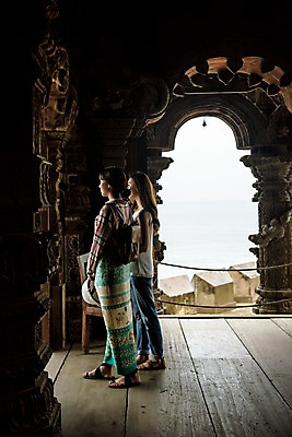 포토 JPG 주간 전신 우먼라이프 응시 여자 여행 태국 서기 웃음 20대 성인 야외 두명 옆모습 관광지 친구 우정 한국인 사찰 구경 성인여자만 국내포토 자연요소 라이프스타일 시선 아시아 뷰포인트 관계 종교건축 모션 표정 사람 동양인 청년 여자만 성인만 파일형식