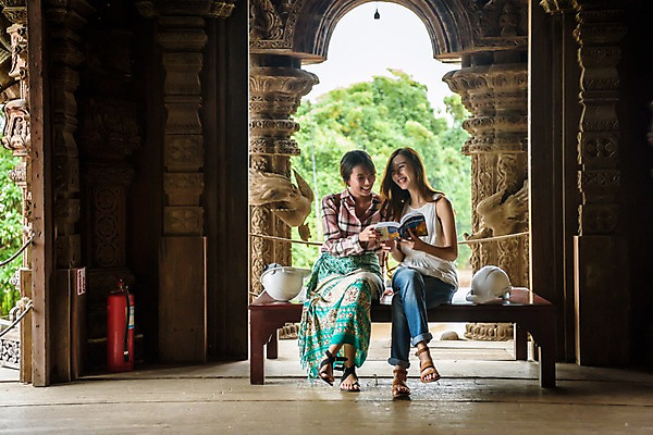 포토 JPG 주간 전신 우먼라이프 응시 여자 여행 의자 태국 웃음 앉기 20대 성인 야외 두명 앞모습 관광지 친구 우정 한국인 사찰 가이드북 성인여자만 국내포토 자연요소 라이프스타일 시선 아시아 뷰포인트 가구 관계 종교건축 모션 표정 사람 동양인 청년 여자만 성인만 파일형식