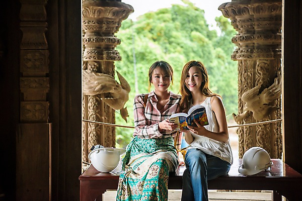 포토 JPG 주간 우먼라이프 여자 여행 의자 태국 웃음 들기 앉기 상반신 20대 성인 야외 두명 앞모습 관광지 친구 우정 한국인 사찰 가이드북 성인여자만 국내포토 자연요소 라이프스타일 아시아 뷰포인트 가구 관계 종교건축 모션 표정 사람 동양인 청년 여자만 성인만 파일형식