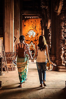 포토 JPG 주간 전신 우먼라이프 응시 여자 여행 태국 서기 웃음 20대 성인 야외 두명 뒷모습 관광지 친구 손잡기 우정 한국인 사찰 성인여자만 국내포토 자연요소 라이프스타일 시선 아시아 뷰포인트 관계 종교건축 모션 표정 사람 동양인 청년 여자만 성인만 파일형식