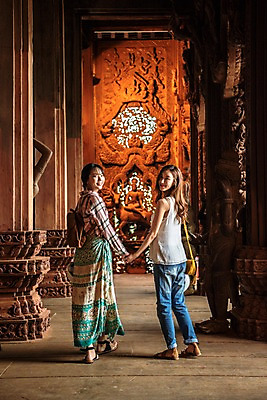 포토 JPG 주간 전신 우먼라이프 응시 여자 여행 태국 서기 웃음 20대 성인 야외 두명 뒷모습 관광지 친구 손잡기 우정 한국인 사찰 뒤돌아보기 성인여자만 국내포토 자연요소 라이프스타일 시선 아시아 뷰포인트 관계 종교건축 모션 표정 사람 동양인 청년 여자만 성인만 파일형식