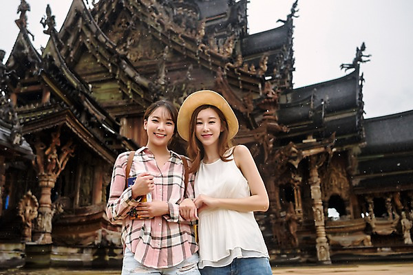 포토 JPG 주간 우먼라이프 여자 여행 태국 서기 웃음 들기 상반신 20대 성인 야외 두명 앞모습 친구 우정 한국인 눈 사찰 가이드북 성인여자만 국내포토 자연요소 라이프스타일 아시아 뷰포인트 관계 종교건축 모션 날씨 표정 사람 동양인 청년 여자만 성인만 파일형식