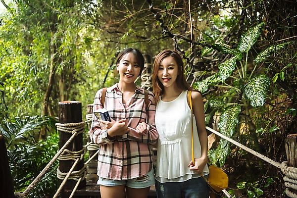 포토 JPG 주간 우먼라이프 응시 여자 여행 태국 산 서기 웃음 들기 상반신 20대 성인 야외 두명 앞모습 관광지 친구 계단 우정 한국인 가이드북 길찾기 성인여자만 국내포토 자연요소 라이프스타일 시선 아시아 뷰포인트 관계 모션 표정 사람 동양인 청년 여자만 성인만 파일형식