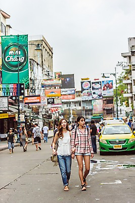 포토 JPG 주간 전신 우먼라이프 응시 여자 여행 태국 웃음 여러명 20대 성인 야외 건물 앞모습 친구 걷기 손잡기 우정 한국인 도시 구경 택시 국내포토 자연요소 라이프스타일 건축물 시선 아시아 뷰포인트 다수 관계 모션 승용차 자동차 표정 사람 동양인 청년 파일형식