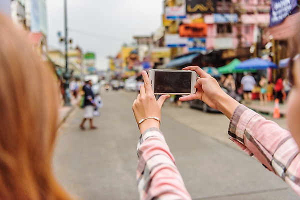 포토 JPG 주간 우먼라이프 여자 여행 태국 들기 상반신 20대 성인 야외 두명 건물 아웃포커스 신체부위 친구 스마트폰 사진촬영 우정 한국인 도시 구경 팔 성인여자만 국내포토 자연요소 라이프스타일 건축물 아시아 관계 모션 촬영기법 사람 동양인 청년 핸드폰 스마트기기 촬영 여자만 성인만 파일형식