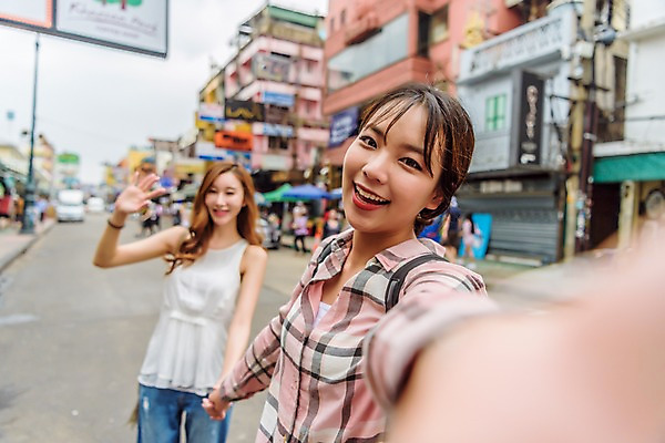 포토 JPG 주간 우먼라이프 응시 여자 여행 태국 서기 웃음 상반신 20대 성인 야외 두명 건물 앞모습 아웃포커스 친구 손잡기 우정 한국인 도시 셀프카메라 구경 성인여자만 국내포토 자연요소 라이프스타일 건축물 시선 아시아 뷰포인트 관계 모션 촬영기법 표정 사람 동양인 청년 사진촬영 여자만 성인만 파일형식 건축 나라 인종 생활 촬영