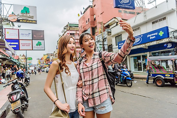 포토 JPG 주간 우먼라이프 응시 여자 여행 태국 서기 웃음 들기 상반신 20대 성인 야외 두명 건물 앞모습 아웃포커스 친구 스마트폰 우정 한국인 도시 셀프카메라 구경 성인여자만 국내포토 자연요소 라이프스타일 건축물 시선 아시아 뷰포인트 관계 모션 촬영기법 표정 사람 동양인 청년 핸드폰 스마트기기 사진촬영 여자만 성인만 파일형식