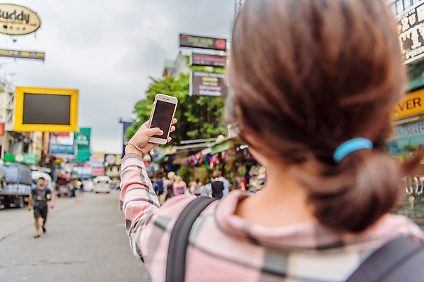 포토 JPG 주간 우먼라이프 응시 여자 여행 태국 한명 서기 웃음 들기 상반신 20대 성인 야외 건물 뒷모습 아웃포커스 스마트폰 한국인 도시 구경 성인여자한명만 국내포토 자연요소 1 라이프스타일 건축물 시선 아시아 뷰포인트 모션 촬영기법 표정 사람 동양인 청년 핸드폰 스마트기기 여자한명만 성인여자만 파일형식