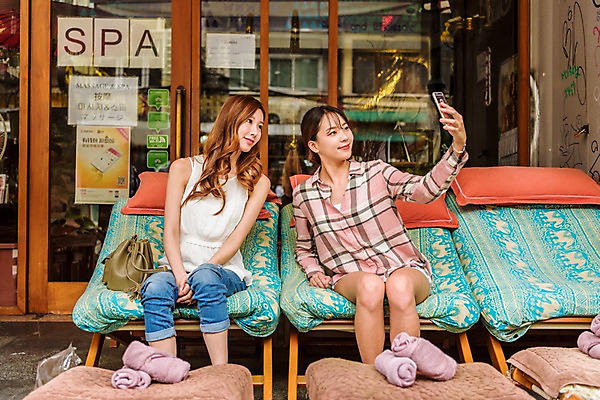 포토 JPG 주간 우먼라이프 응시 여자 여행 태국 웃음 들기 앉기 상반신 20대 성인 야외 두명 앞모습 친구 스마트폰 강 우정 한국인 셀프카메라 구명조끼 선박 성인여자만 국내포토 자연요소 라이프스타일 시선 아시아 뷰포인트 수상교통 관계 모션 표정 사람 동양인 청년 핸드폰 스마트기기 사진촬영 구조용품 여자만 성인만 파일형식