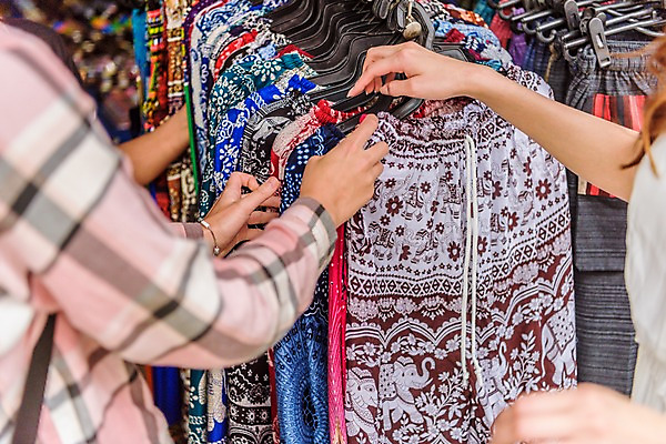 포토 JPG 주간 우먼라이프 손 옷 여자 여행 태국 상반신 20대 성인 야외 두명 신체부위 친구 우정 한국인 옷고르기 성인여자만 국내포토 자연요소 라이프스타일 아시아 관계 사람 동양인 청년 여자만 성인만 파일형식