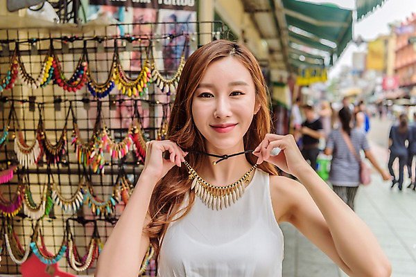 포토 JPG 주간 외국인 우먼라이프 여자 여행 목걸이 태국 서기 웃음 들기 여러명 상반신 20대 성인 야외 앞모습 아웃포커스 한국인 국내포토 자연요소 라이프스타일 아시아 뷰포인트 다수 장신구 모션 촬영기법 표정 사람 동양인 인종 청년 파일형식