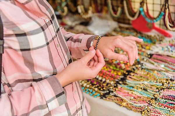 포토 JPG 주간 우먼라이프 여자 여행 장신구 팔찌 태국 한명 상반신 20대 성인 야외 아웃포커스 신체부위 한국인 구경 성인여자한명만 국내포토 자연요소 1 라이프스타일 아시아 촬영기법 사람 동양인 청년 여자한명만 성인여자만 파일형식