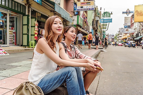 포토 JPG 주간 우먼라이프 응시 여자 여행 태국 웃음 앉기 여러명 상반신 20대 성인 야외 건물 옆모습 아웃포커스 친구 우정 한국인 길거리공연 국내포토 자연요소 라이프스타일 건축물 시선 아시아 뷰포인트 다수 관계 모션 촬영기법 표정 사람 동양인 청년 공연 파일형식