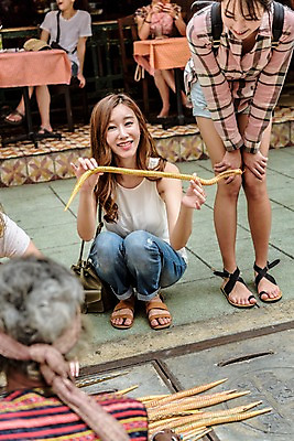 포토 JPG 주간 전신 외국인 우먼라이프 응시 여자 여행 태국 서기 웃음 앉기 여러명 20대 성인 야외 앞모습 아웃포커스 신체부위 친구 장난감 우정 한국인 뱀 국내포토 자연요소 라이프스타일 시선 아시아 뷰포인트 다수 관계 파충류 모션 촬영기법 표정 사람 동양인 인종 청년 파일형식