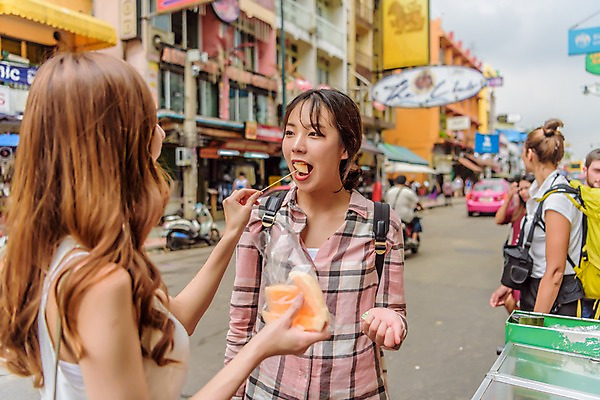 포토 JPG 주간 외국인 우먼라이프 응시 여자 여행 과일 태국 서기 웃음 여러명 상반신 20대 성인 야외 앞모습 옆모습 아웃포커스 친구 우정 한국인 멜론 먹여주기 군것질 맛있는 국내포토 자연요소 라이프스타일 시선 아시아 뷰포인트 다수 관계 모션 디저트 촬영기법 표정 사람 동양인 인종 청년 먹기 파일형식