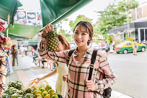 포토 JPG 주간 외국인 우먼라이프 여자 남자 여행 과일 태국 서기 웃음 들기 여러명 상반신 20대 성인 야외 앞모습 옆모습 아웃포커스 친구 우정 한국인 파인애플 국내포토 자연요소 라이프스타일 아시아 뷰포인트 다수 관계 모션 촬영기법 표정 사람 동양인 인종 청년 열대과일 파일형식