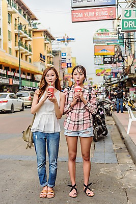 포토 JPG 주간 전신 우먼라이프 여자 여행 태국 서기 웃음 들기 20대 성인 야외 두명 건물 앞모습 아웃포커스 친구 우정 한국인 마시기 과일주스 성인여자만 국내포토 자연요소 라이프스타일 건축물 아시아 뷰포인트 과일 관계 모션 촬영기법 표정 사람 동양인 청년 주스 여자만 성인만 파일형식