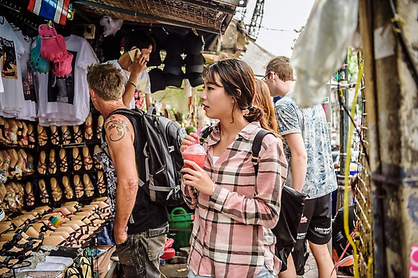 포토 JPG 주간 외국인 우먼라이프 응시 여자 남자 여행 태국 서기 들기 여러명 상반신 20대 성인 야외 옆모습 아웃포커스 한국인 과일주스 구경 국내포토 자연요소 라이프스타일 시선 아시아 뷰포인트 다수 과일 모션 촬영기법 사람 동양인 인종 청년 주스 파일형식