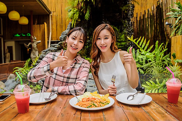포토 JPG 주간 우먼라이프 접시 여자 음식 여행 포크 태국 파스타 웃음 앉기 손짓 상반신 20대 성인 야외 두명 앞모습 친구 식당 우정 한국인 최고 과일주스 성인여자만 국내포토 자연요소 라이프스타일 식기 아시아 뷰포인트 과일 관계 모션 서양음식 표정 사람 동양인 청년 상점 주스 여자만 성인만 파일형식 나라 음료 인종 생활