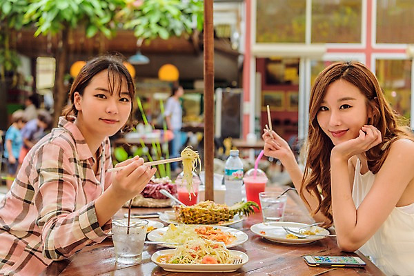 포토 JPG 주간 외국인 우먼라이프 여자 남자 음식 여행 태국 파스타 앉기 여러명 상반신 20대 성인 야외 옆모습 아웃포커스 친구 식당 우정 한국인 먹기 볶음밥 국내포토 자연요소 라이프스타일 아시아 뷰포인트 다수 관계 모션 서양음식 촬영기법 사람 동양인 인종 청년 상점 파일형식