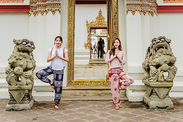 포토 JPG 주간 전신 우먼라이프 여자 여행 태국 서기 웃음 20대 성인 야외 앞모습 관광지 친구 문 우정 한국인 요가자세 사찰 국내포토 자연요소 라이프스타일 아시아 뷰포인트 포즈 요가 관계 종교건축 모션 표정 사람 동양인 청년 파일형식