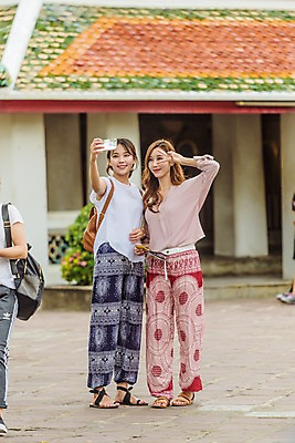 포토 JPG 주간 전신 우먼라이프 여자 여행 태국 서기 웃음 들기 20대 성인 야외 두명 앞모습 관광지 친구 스마트폰 우정 한국인 사찰 셀프카메라 브이 성인여자만 국내포토 자연요소 라이프스타일 아시아 뷰포인트 관계 종교건축 모션 표정 사람 동양인 손짓 청년 핸드폰 스마트기기 사진촬영 여자만 성인만 파일형식