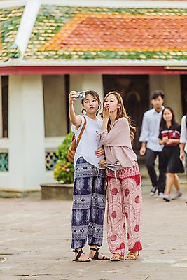 포토 JPG 주간 전신 외국인 우먼라이프 응시 여자 남자 여행 태국 서기 웃음 들기 여러명 20대 성인 야외 앞모습 아웃포커스 관광지 친구 스마트폰 우정 한국인 사찰 셀프카메라 국내포토 자연요소 라이프스타일 시선 아시아 뷰포인트 다수 관계 종교건축 모션 촬영기법 표정 사람 동양인 인종 청년 핸드폰 스마트기기 사진촬영 파일형식