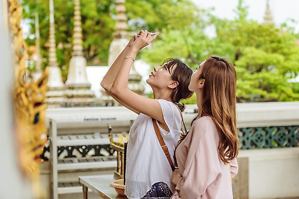 포토 JPG 주간 우먼라이프 응시 여자 여행 태국 서기 웃음 상반신 20대 성인 야외 두명 옆모습 아웃포커스 관광지 친구 사진촬영 우정 한국인 사찰 성인여자만 국내포토 자연요소 라이프스타일 시선 아시아 뷰포인트 관계 종교건축 모션 촬영기법 표정 사람 동양인 청년 촬영 여자만 성인만 파일형식