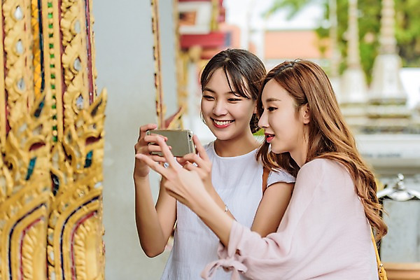 포토 JPG 주간 우먼라이프 응시 여자 여행 태국 서기 웃음 들기 상반신 20대 성인 야외 두명 앞모습 옆모습 아웃포커스 관광지 친구 스마트폰 우정 한국인 사찰 성인여자만 국내포토 자연요소 라이프스타일 시선 아시아 뷰포인트 관계 종교건축 모션 촬영기법 표정 사람 동양인 청년 핸드폰 스마트기기 여자만 성인만 파일형식