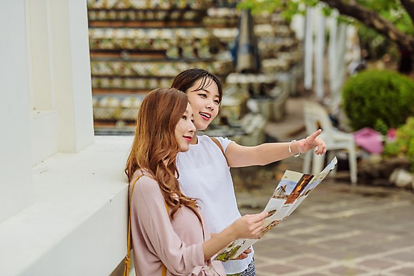 포토 JPG 주간 우먼라이프 응시 여자 벽 여행 태국 서기 웃음 팜플렛 상반신 20대 성인 야외 두명 옆모습 아웃포커스 관광지 친구 기댐 우정 한국인 가리킴 사찰 성인여자만 국내포토 자연요소 라이프스타일 시선 아시아 뷰포인트 관계 종교건축 모션 촬영기법 표정 사람 동양인 손짓 청년 여자만 성인만 파일형식