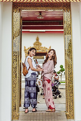 포토 JPG 주간 전신 우먼라이프 여자 여행 태국 서기 웃음 20대 성인 야외 두명 옆모습 아웃포커스 관광지 친구 문 우정 한국인 사찰 뒤돌아보기 성인여자만 국내포토 자연요소 라이프스타일 아시아 뷰포인트 관계 종교건축 모션 촬영기법 표정 사람 동양인 청년 여자만 성인만 파일형식