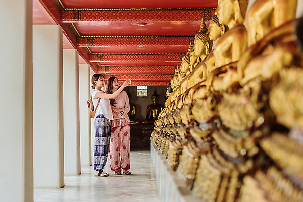 포토 JPG 주간 전신 우먼라이프 응시 여자 여행 태국 서기 웃음 20대 성인 야외 두명 옆모습 아웃포커스 관광지 친구 우정 한국인 가리킴 사찰 불상 구경 황금불상 성인여자만 국내포토 자연요소 라이프스타일 시선 아시아 뷰포인트 불교 관계 종교건축 모션 촬영기법 표정 사람 동양인 손짓 청년 여자만 성인만 파일형식
