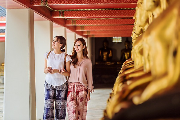 포토 JPG 주간 우먼라이프 응시 여자 여행 태국 웃음 상반신 20대 성인 야외 두명 앞모습 아웃포커스 관광지 친구 걷기 팔짱 우정 한국인 사찰 불상 구경 황금불상 성인여자만 국내포토 자연요소 라이프스타일 시선 아시아 뷰포인트 불교 관계 종교건축 모션 촬영기법 표정 사람 동양인 청년 여자만 성인만 파일형식