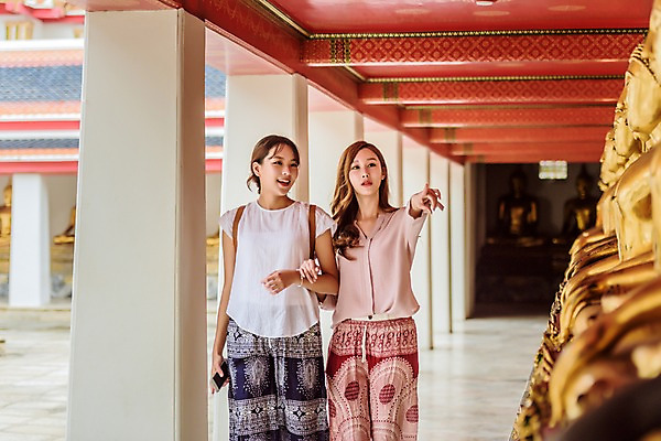 포토 JPG 주간 우먼라이프 응시 여자 여행 태국 웃음 상반신 20대 성인 야외 두명 앞모습 관광지 친구 걷기 팔짱 우정 한국인 가리킴 사찰 불상 구경 황금불상 성인여자만 국내포토 자연요소 라이프스타일 시선 아시아 뷰포인트 불교 관계 종교건축 모션 표정 사람 동양인 손짓 청년 여자만 성인만 파일형식