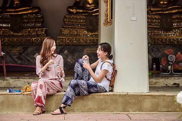 포토 JPG 주간 전신 우먼라이프 응시 여자 여행 태국 휴식 대화 웃음 앉기 20대 성인 야외 두명 앞모습 옆모습 물 관광지 친구 기댐 우정 한국인 기둥 사찰 성인여자만 국내포토 자연요소 라이프스타일 시선 건축 아시아 뷰포인트 컨셉 관계 종교건축 모션 표정 말하기 사람 동양인 청년 여자만 성인만 파일형식