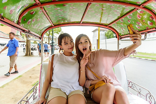 포토 JPG 주간 전신 우먼라이프 응시 여자 남자 여행 태국 버스 웃음 들기 앉기 여러명 상반신 20대 성인 야외 앞모습 아웃포커스 친구 스마트폰 우정 한국인 셀프카메라 관광버스 국내포토 자연요소 라이프스타일 시선 아시아 육상교통 뷰포인트 다수 관계 모션 대중교통 촬영기법 표정 사람 동양인 청년 핸드폰 스마트기기 사진촬영 파일형식