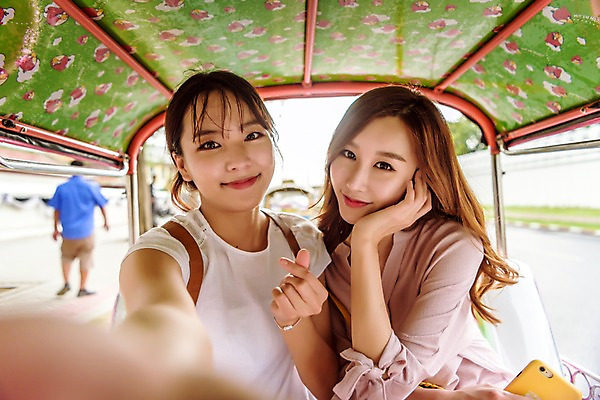 포토 JPG 주간 외국인 우먼라이프 여자 남자 여행 태국 버스 웃음 들기 앉기 상반신 20대 성인 야외 앞모습 아웃포커스 세명 친구 스마트폰 우정 한국인 셀프카메라 관광버스 국내포토 자연요소 라이프스타일 아시아 육상교통 뷰포인트 관계 모션 대중교통 촬영기법 표정 사람 동양인 인종 청년 핸드폰 스마트기기 사진촬영 파일형식