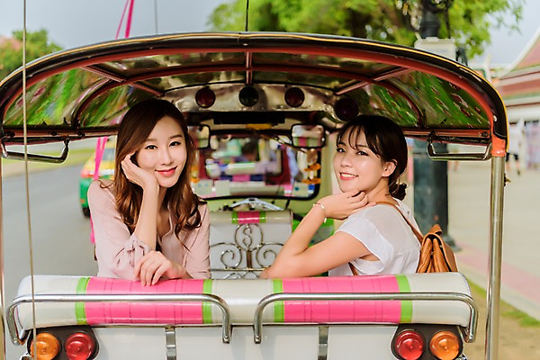 포토 JPG 주간 우먼라이프 여자 여행 태국 버스 웃음 앉기 상반신 20대 성인 야외 두명 옆모습 아웃포커스 친구 턱괴기 우정 한국인 뒤돌아보기 관광버스 성인여자만 국내포토 자연요소 라이프스타일 아시아 육상교통 뷰포인트 관계 모션 대중교통 촬영기법 표정 사람 동양인 청년 여자만 성인만 파일형식