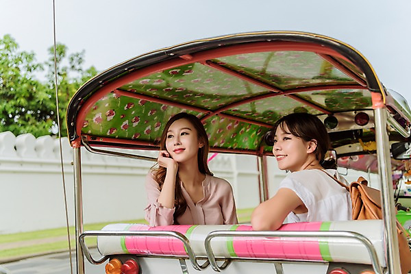 포토 JPG 주간 우먼라이프 여자 여행 태국 버스 웃음 앉기 상반신 20대 성인 야외 두명 앞모습 옆모습 친구 턱괴기 우정 한국인 구경 관광버스 성인여자만 국내포토 자연요소 라이프스타일 아시아 육상교통 뷰포인트 관계 모션 대중교통 표정 사람 동양인 청년 여자만 성인만 파일형식