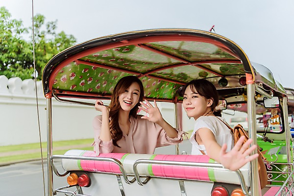 포토 JPG 주간 우먼라이프 여자 여행 태국 버스 웃음 앉기 상반신 20대 성인 야외 두명 앞모습 옆모습 아웃포커스 친구 우정 한국인 인사 관광버스 성인여자만 국내포토 자연요소 라이프스타일 아시아 육상교통 뷰포인트 관계 모션 대중교통 촬영기법 표정 사람 동양인 청년 예절 여자만 성인만 파일형식