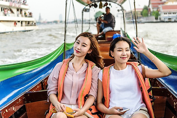 포토 JPG 주간 외국인 우먼라이프 응시 여자 남자 여행 태국 웃음 앉기 상반신 20대 성인 야외 앞모습 아웃포커스 세명 친구 강 우정 한국인 구명조끼 선박 국내포토 자연요소 라이프스타일 시선 아시아 뷰포인트 수상교통 관계 모션 촬영기법 표정 사람 동양인 인종 청년 구조용품 파일형식