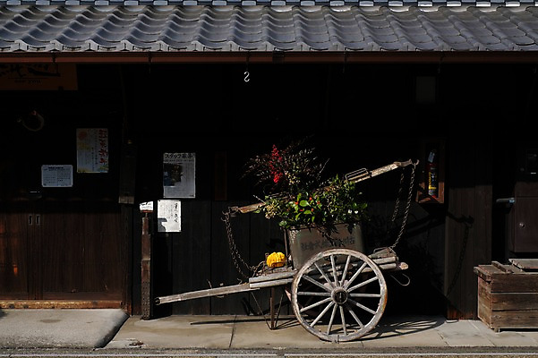 포토 JPG 주간 꽃 기와 사람없음 야외 일본 수레 일본건축 일본가옥 국내포토 자연요소 식물 아시아 동양건축 카트 일본전통 파일형식