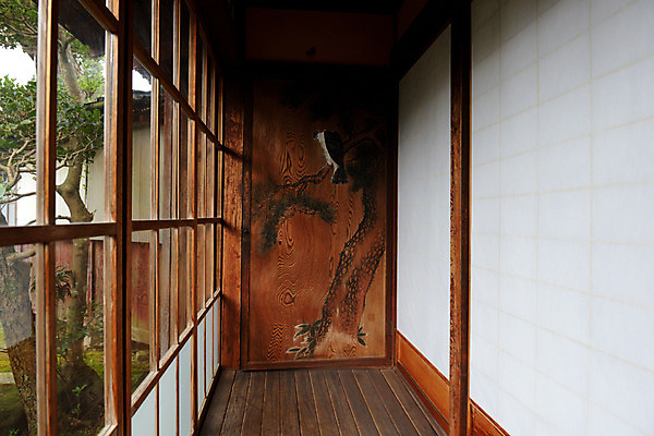 포토 JPG 주간 나무 실내 사람없음 문 일본 그림 일본가옥 툇마루 국내포토 자연요소 식물 아시아 내부 마루_인테리어 일본전통 파일형식