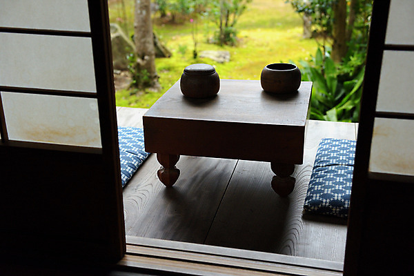 포토 JPG 주간 방석 사람없음 야외 정원 일본 바둑알 바둑판 일본가옥 툇마루 국내포토 자연요소 아시아 마루_인테리어 일본전통 바둑 파일형식