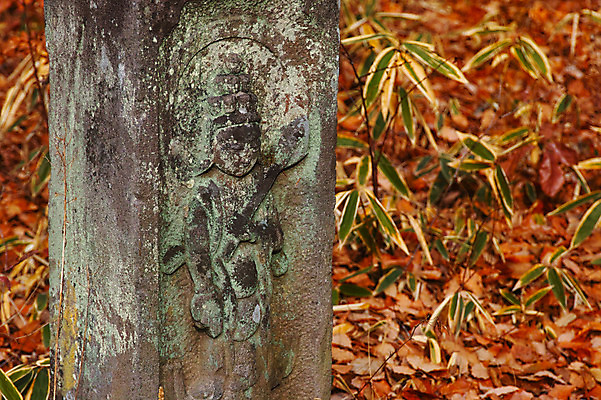 포토 JPG 주간 낙엽 불교 사람없음 야외 아웃포커스 조각상 가을 불상 국내포토 자연요소 계절 종교 잎 촬영기법 조형물 파일형식
